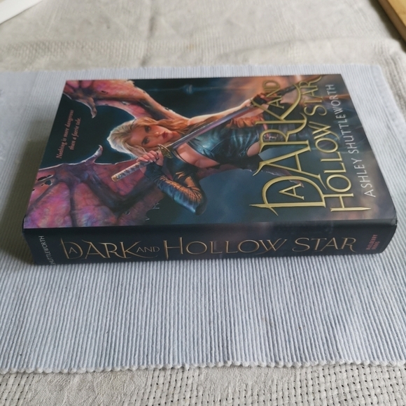 💙3/$25💙 Dark And Hollow Star By Ashley Shuttleworth Hardcover Novel - Picture 3 of 3